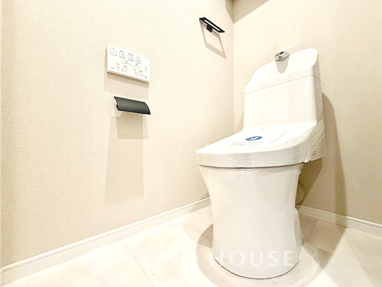トイレ 【toilet】トイレットペーパーの使用回数を減らせることです。 シャワートイレを使用すれば、洗浄して汚れを落とすことができるため、トイレットペーパーの使用を最小限にとどめることができます。