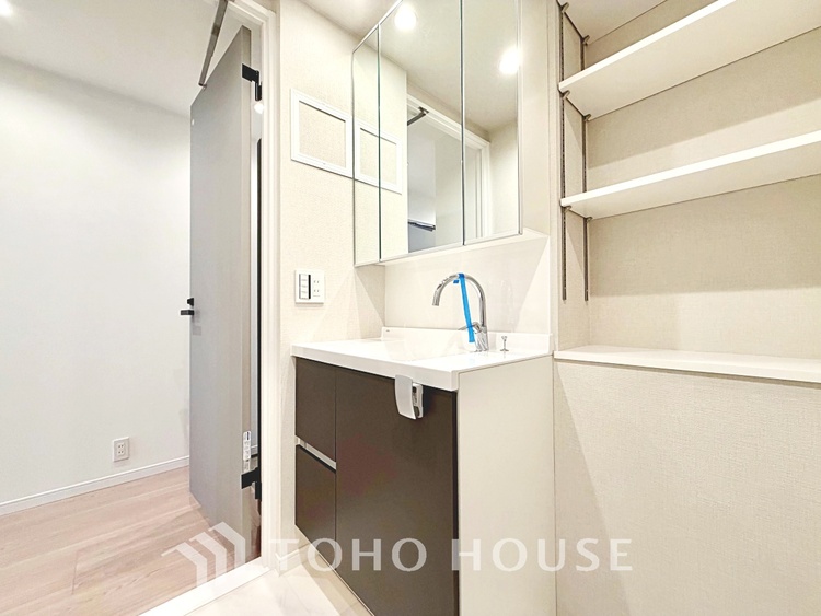 洗面 【Wash basin】十分な大きさの洗面台は収納もさる事ながら、身だしなみチェックや歯磨きなど、朝の慌ただしい時間でもホテルライクなスペースで余裕とゆとりを感じて頂けます。