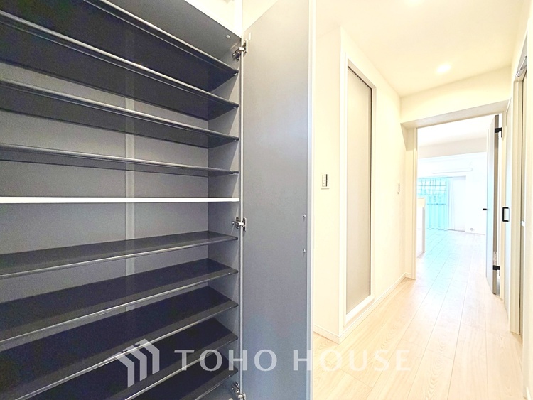 収納 靴を美しく収納できて、マジックのように玄関がすっきりします。ベビーカー、ゴルフ道具、アウトドア用品など、外で使用するアイテムを玄関ドアの近くに収納できます。