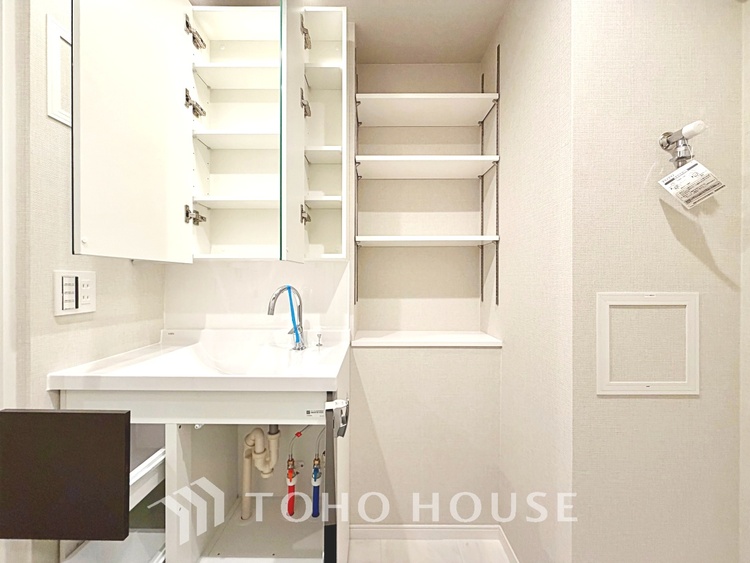 収納 【closet】奥行きのあるクローゼットを採用。衣装ケースや、掃除機といった電化製品まで多くの物を収納できるようなつくりになっております。是非一度、ご自身の目でお確かめ下さい。