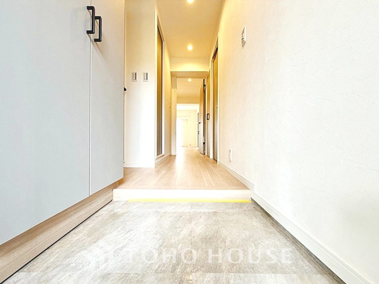 玄関 【Living room】◆リビング◆家族への思いを抱きながら、平和に過ごす悠久の時。