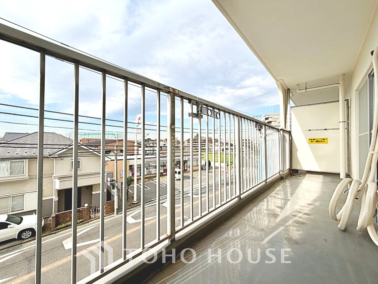 バルコニー ◆窓を開けると◆冷涼な風、そよぐリビング。だんらんの場所はここから始まり、ここで終わる。家族の笑顔が集う素敵な場所だから、こだわり抜いた思いが詰まっているのだと思う。