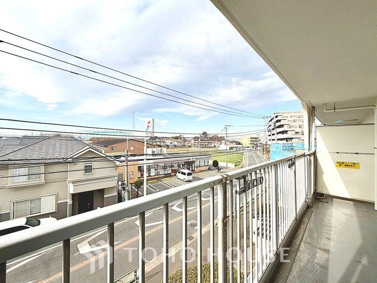 バルコニー ◆青空テラス◆ベランダから望む紺碧の空からそよ風、そして目に映るのはグリーン広がる風光明媚な世界。それは清々しい自然の薫りを肌で感じる幸せな空間。