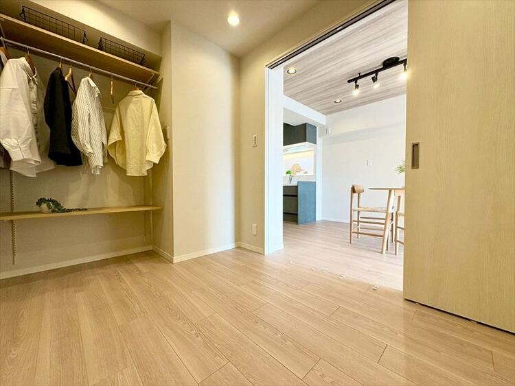 内装 【PRIVATE ROOM】◆快適◆な暮らしに不可欠な収納スペース。快適さとともに思い出も詰まっていく。