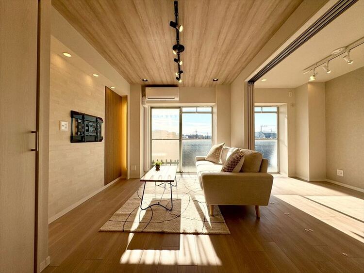 内装 【LIVING】◆眩い◆光が燦々と入り、家族の笑顔を照らす。「いつまでも続いて」と願う夢のような毎日がここにある。