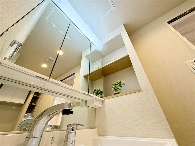 洗面 【WASHROOM】◆快適◆煌びやかな暮らしの中にも忘れたくない快適さ。大きな収納が助けてくれます。