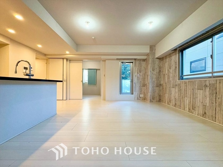 内装 現在改装中◆陽光◆が差し込む。この開放的なLDKに家族の笑顔が集う。家族が一緒に過ごす空間は明るく、そして居心地よく。