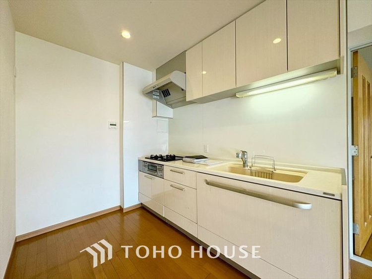 キッチン 【KITCHEN】◆ワクワク◆開放的で機能性も高いシステムキッチン。お子様は毎日のご飯にワクワク！