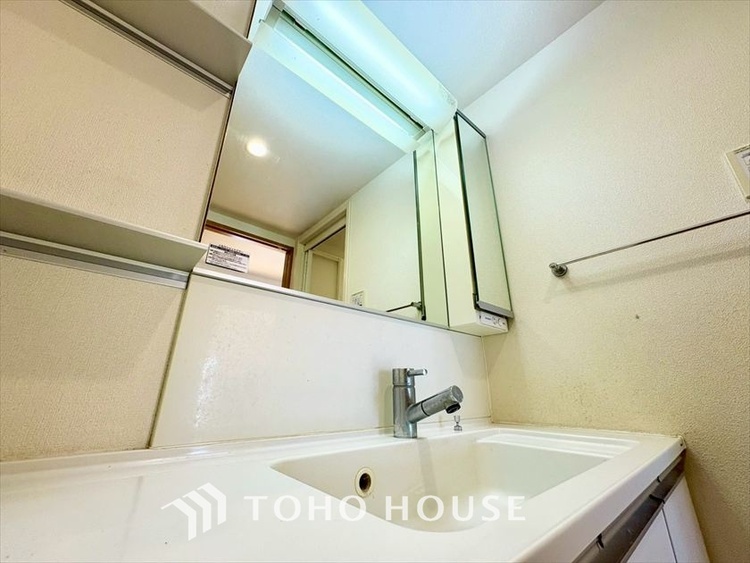 洗面 【WASHROOM】◆快適◆煌びやかな暮らしの中にも忘れたくない快適さ。大きな収納が助けてくれます。