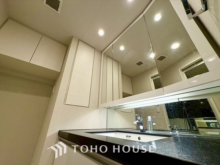 洗面 現在改装中◆快適◆煌びやかな暮らしの中にも忘れたくない快適さ。大きな収納が助けてくれます。