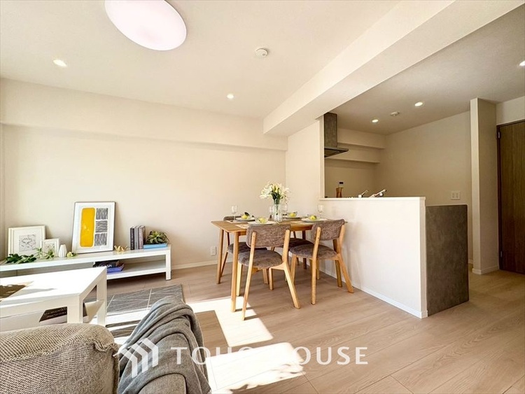 内装 【LIVING】◆扉を◆開くとこの景色。家族の”おかえり”の声が聞こえてきそう。