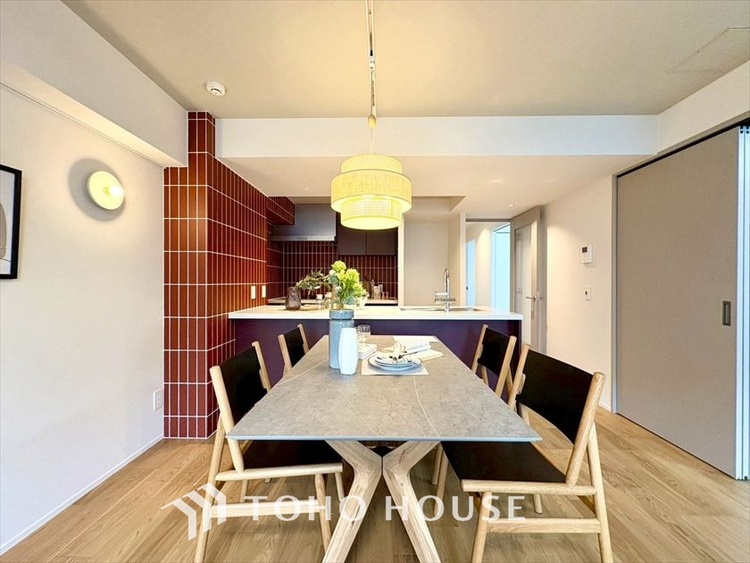 内装 【LIVING】◆扉を◆開くとこの景色。家族の”おかえり”の声が聞こえてきそう。