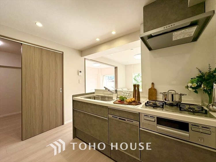 キッチン 【KITCHEN】◆ワクワク◆開放的で機能性も高いシステムキッチン。お子様は毎日のご飯にワクワク！