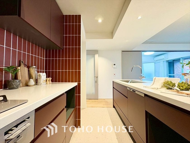 キッチン 【KITCHEN】◆ワクワク◆開放的で機能性も高いシステムキッチン。お子様は毎日のご飯にワクワク！