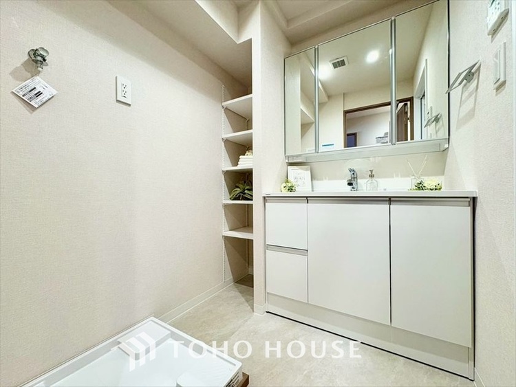 洗面 【WASHROOM】◆快適◆煌びやかな暮らしの中にも忘れたくない快適さ。大きな収納が助けてくれます。