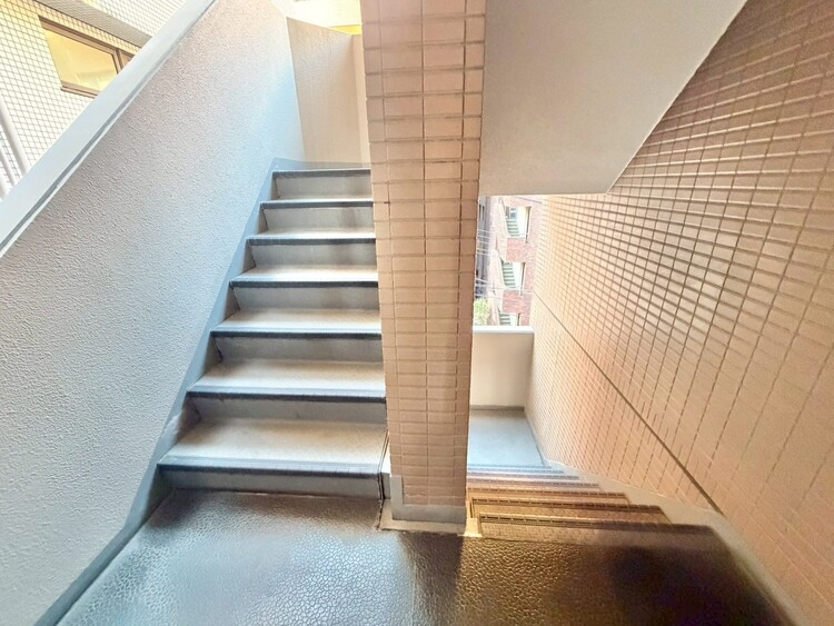 その他 共用部の階段です。明るく清潔に管理されています。