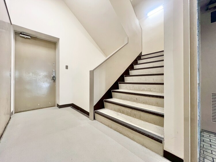 その他 共用部の階段です。明るく清潔に管理されています。