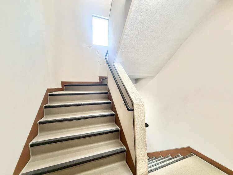 その他 共用部の階段です。明るく清潔に管理されています。