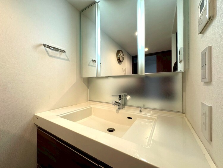 その他 清潔感を感じられる洗面化粧台。