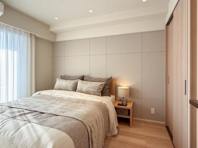 内装 【家具・小物（調度品）は販売価格に含まれません】日々の疲れを癒してくれる主寝室。自由度が高いので家具のレイアウトでお好みの空間を創りだせます。