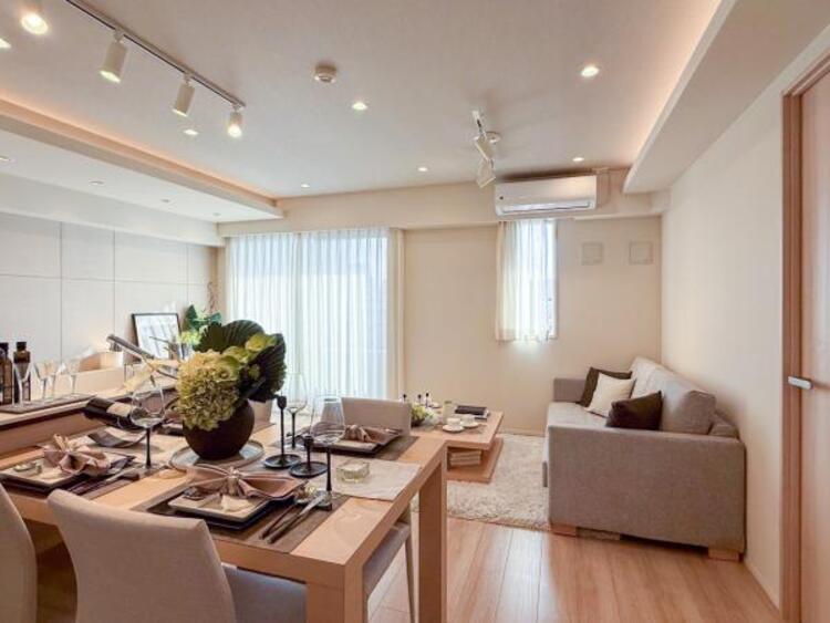 居間 【家具・小物（調度品）は販売価格に含まれません】室内にたっぷりと光が差し込む、快適なリビングです。