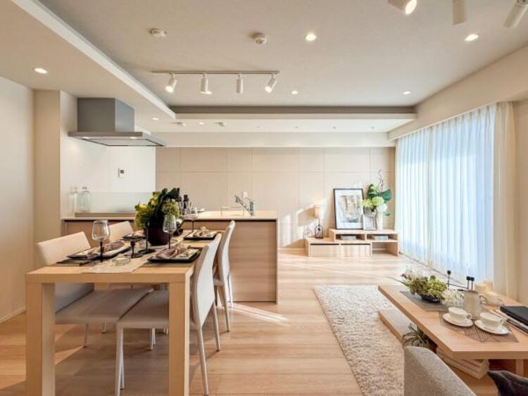 居間 【家具・小物（調度品）は販売価格に含まれません】ゆったりとくつろげる、明るく開放的なリビング空間です。