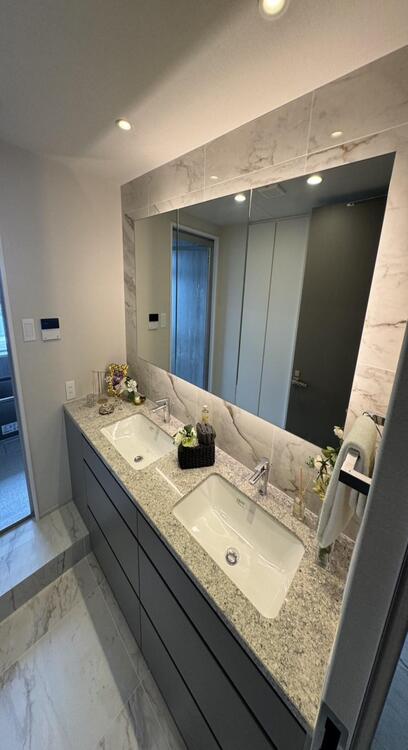 その他 清潔感を感じられる洗面化粧台。