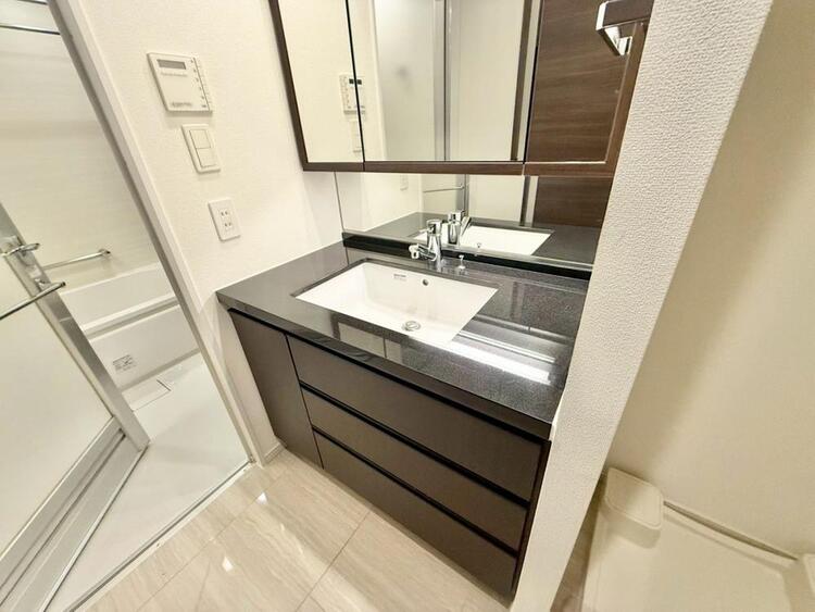 その他 清潔感を感じられる洗面化粧台。