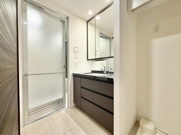 その他 十分な広さの脱衣所。