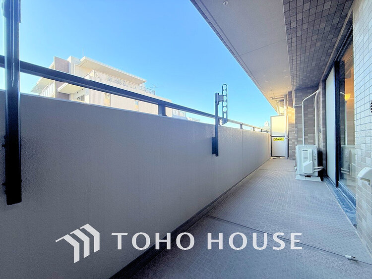 バルコニー 日当たりの良いバルコニーで晴れの日の洗濯物も楽しみになりますね