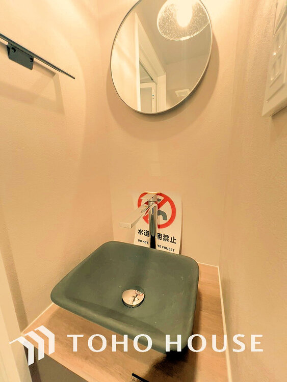 洗面 落ち着きのある色合いでまとめられた洗面室