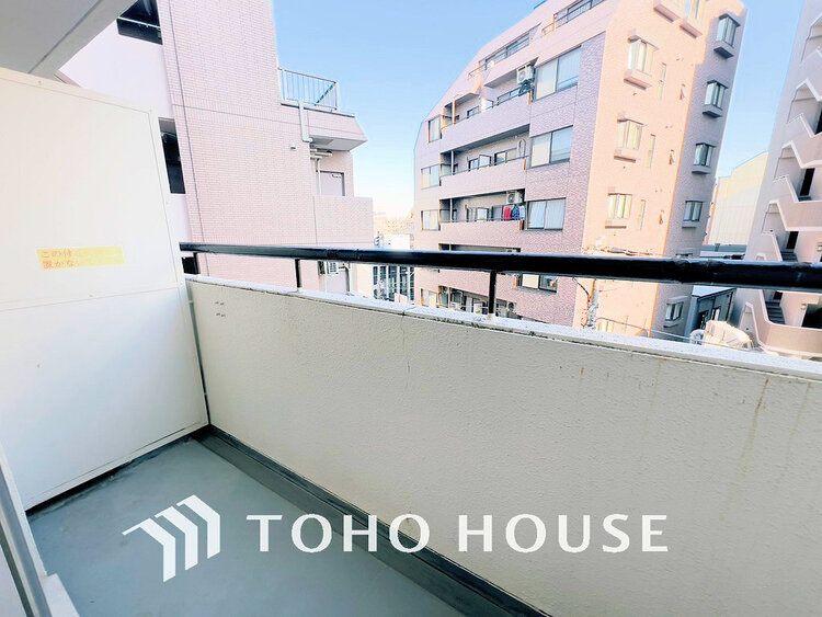 バルコニー 日当たりの良いバルコニーで晴れの日の洗濯物も楽しみになりますね