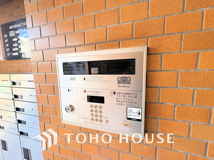 その他 エントランスはオートロック完備で安心のセキュリティ