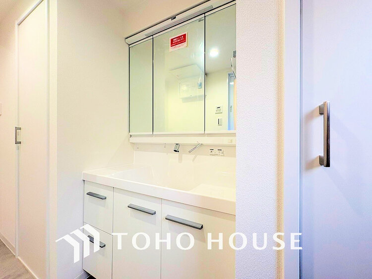 洗面 白を基調とした清潔感のある洗面室で朝の身支度を