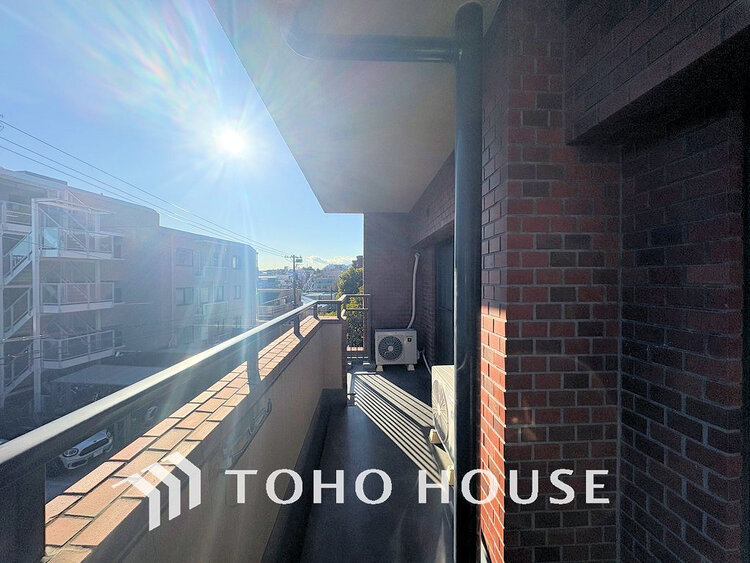 バルコニー 日当たりの良いバルコニーで晴れの日の洗濯物も楽しみになりますね