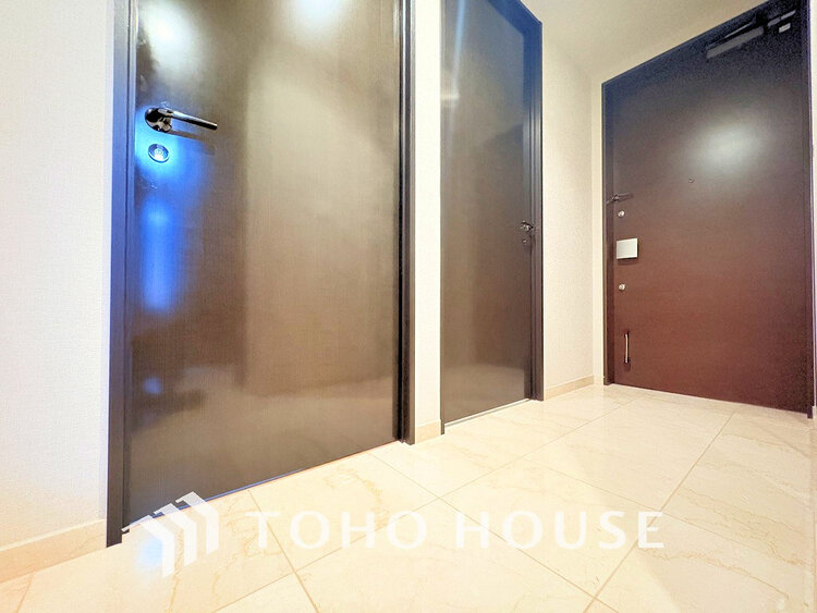 玄関 落ち着いた雰囲気の玄関、家族の帰りを暖かく迎えてくれます