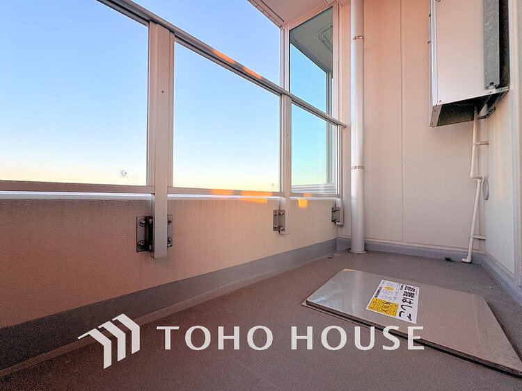 バルコニー 日当たりの良いバルコニーで晴れの日の洗濯物も楽しみになりますね