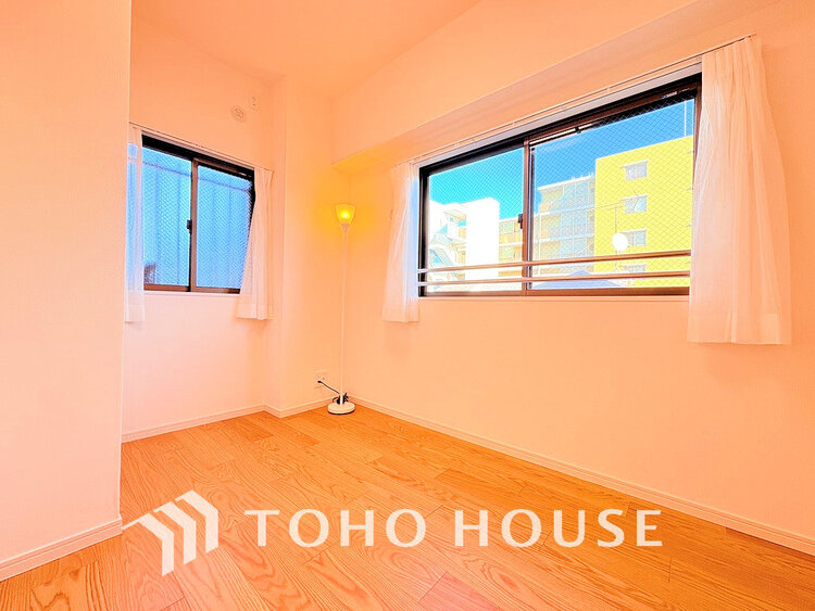 内装 採光もある洋室は、くつろぎのひと時を過ごすのにぴったり