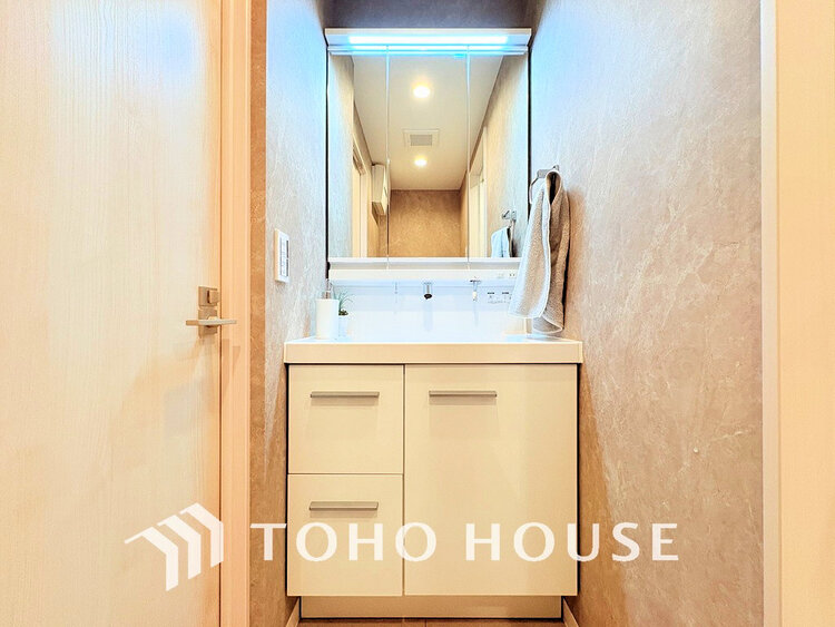 洗面 白を基調とした清潔感のある洗面室で朝の身支度を