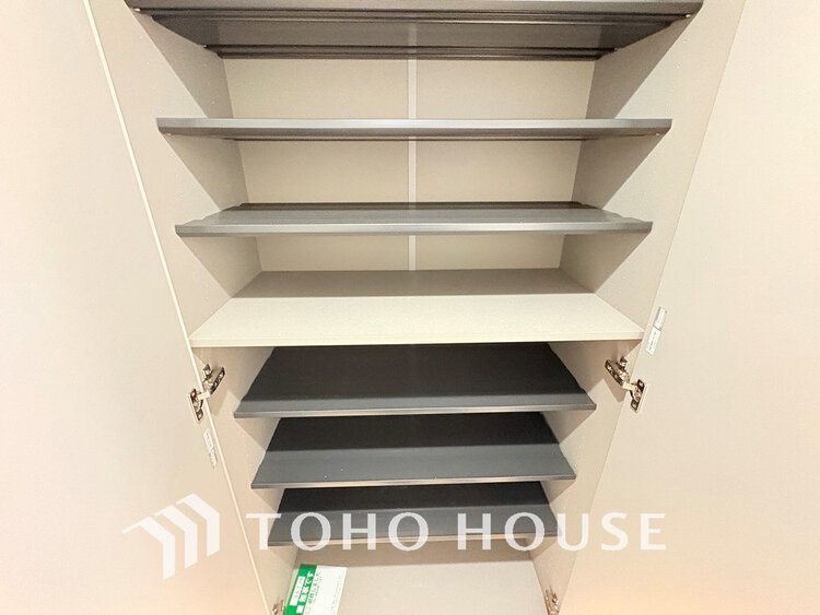 玄関 天井まである玄関収納はご家族分の履物も余裕で収納可能