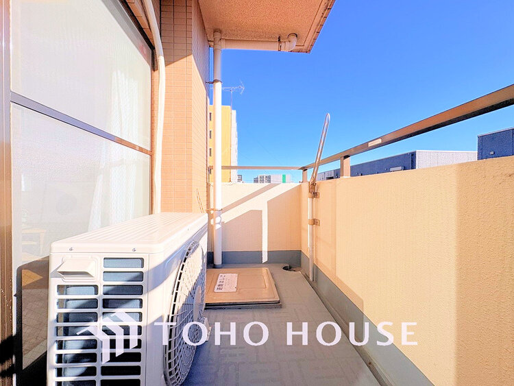 バルコニー 日当たりの良いバルコニーで晴れの日の洗濯物も楽しみになりますね