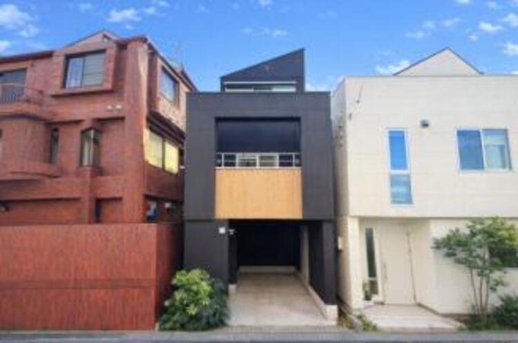 外観 ●〇桜木町駅や日ノ出町駅にアクセスのよい西戸部住所の中古戸建です。築浅でありオーナー様が大切に使われていた住居なのでとても状態が良いです。桜木町至近でありながら静かな住環境も魅力です〇●