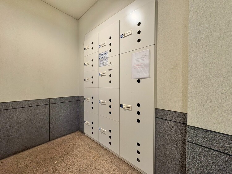 設備 外出中に活躍してくれる宅配ボックスが設置されています。家で宅配物を待たなくて済みますね。