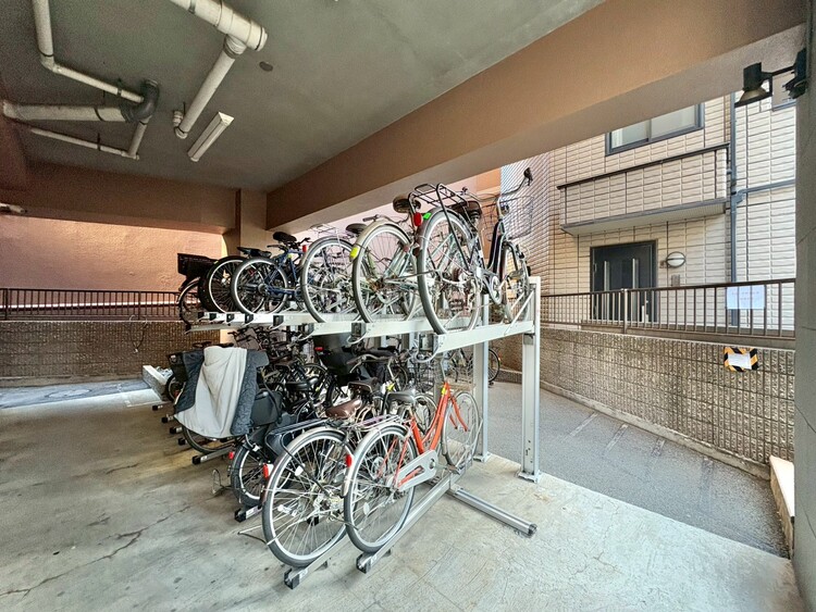 設備 きちんと整備された駐輪場。住む方の心遣いが感じられます。