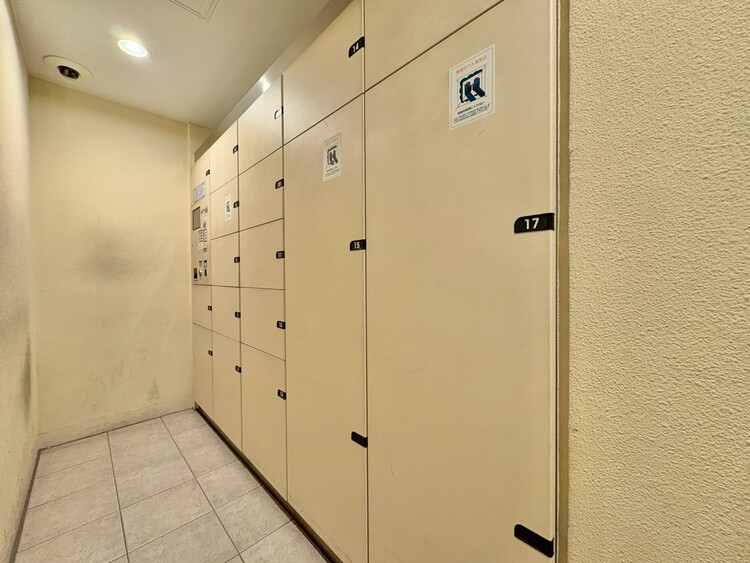 設備 外出中に活躍してくれる宅配ボックスが設置されています。家で宅配物を待たなくて済みますね。