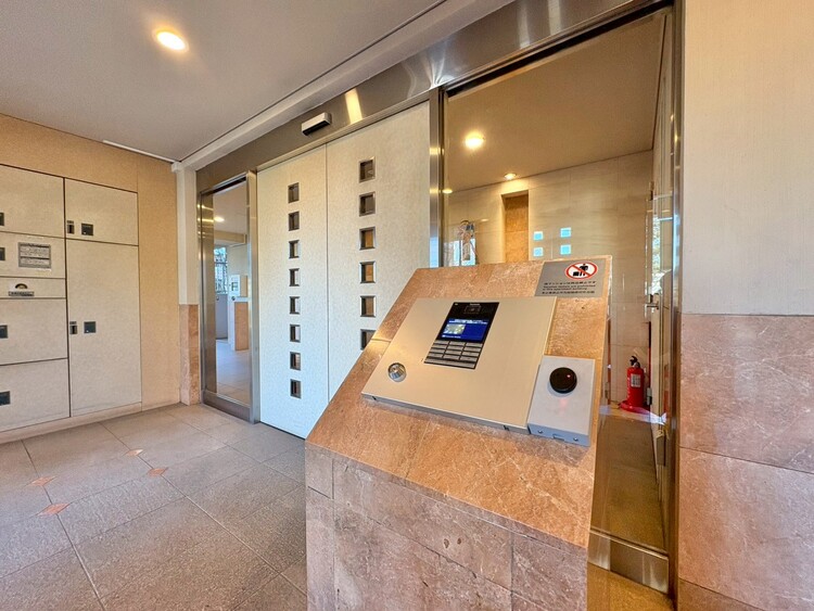 設備 エントランスと玄関の二か所での防犯は空き巣や不審者だけでなく、訪問販売などもシャットアウト出来ます。