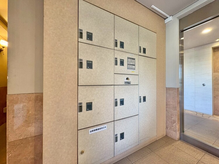 設備 外出中に活躍してくれる宅配ボックスが設置されています。家で宅配物を待たなくて済みますね。