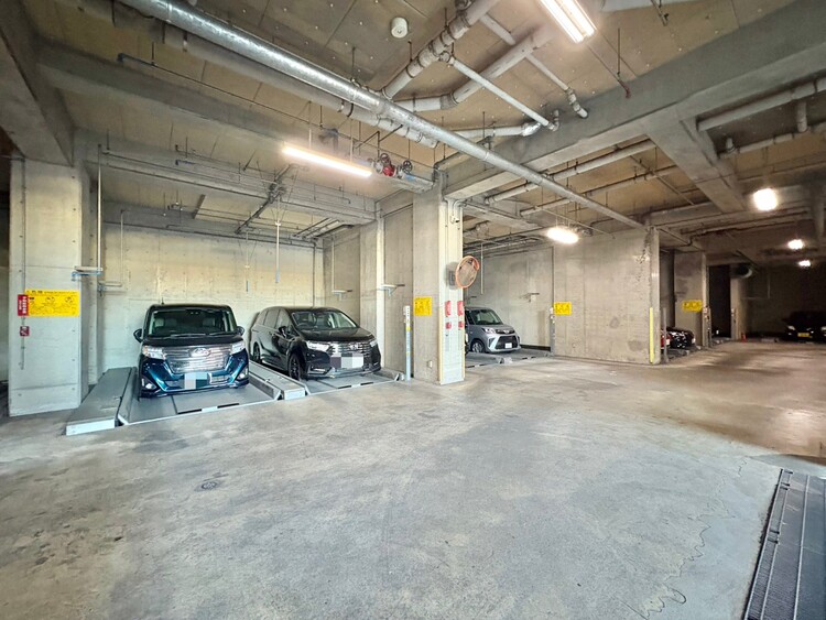 駐車場 本物件の駐車スペースです。車種制限のある場合もございますので、お気軽にお問い合わせくださいませ。
