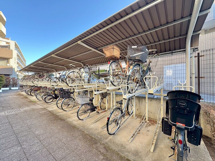 設備 きちんと整備された駐輪場。住む方の心遣いが感じられます。