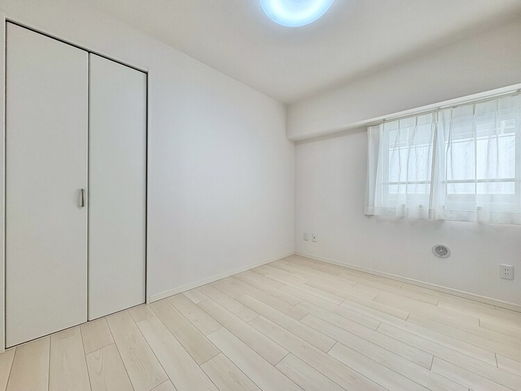 寝室 ベッドも十分に設置するスペースがあります。